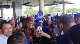 Anies Baswedan, disambut ratusan emak-emak dan relawan muda saat tiba di Bandara Sultan Thaha Syaifuddin Jambi, Rabu (26/7/23). FOTO : Ist

