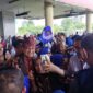 Anies Baswedan, disambut ratusan emak-emak dan relawan muda saat tiba di Bandara Sultan Thaha Syaifuddin Jambi, Rabu (26/7/23). FOTO : Ist

