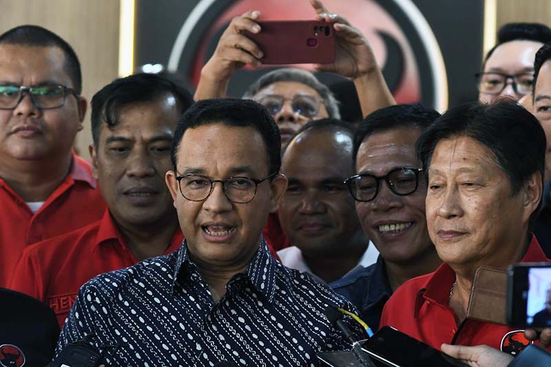 Anies Baswedan (tengah) bersama Ketua DPD PDIP Ady Widjaja (kanan) memberikan keterangan kepada wartawan usai menggelar pertemuan tertutup di kantor DPD PDIP, di Cakung,Jakarta Timur,Sabtu (24/8/2024). Menurut pengurus DPD PDIP kedatangan Anies tersebut untuk membahas Pilkada 2024. ANTARA FOTO/ Fakhri Hermansyah/foc.(ANTARA FOTO/Fakhri Hermansyah)