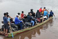 


Antrian Panjang Kendaraan Toda Dua dan orang di Pelabuhan Penyebrangan Perahu di Kuala Indah, Kecaman Kuala Betara, Minggu (16/05/21).