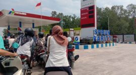 Begini Antrean Panjang Pembelian Bahan Bakar Minyak (BBM) di Stasiun Pengisian Bahan Bakar Umum (SPBU) TPI Kuala Tungkal, Rabu (21/9/22). FOTO : LT.