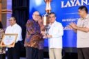 Menaker Yassierli menerima trofi Terbaik II Penilaian Kinerja Percepatan Pelaksanaan Berusaha 2026 dari Menteri Investasi Rosan Perkasa Roeslani di Jakarta, berkat komitmen penguatan regulasi ketenagakerjaan yang ramah investasi. (Foto: Dok. Kemnaker)