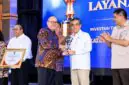 Menaker Yassierli menerima trofi Terbaik II Penilaian Kinerja Percepatan Pelaksanaan Berusaha 2026 dari Menteri Investasi Rosan Perkasa Roeslani di Jakarta, berkat komitmen penguatan regulasi ketenagakerjaan yang ramah investasi. (Foto: Dok. Kemnaker)