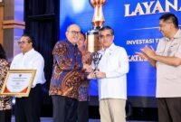 Menaker Yassierli menerima trofi Terbaik II Penilaian Kinerja Percepatan Pelaksanaan Berusaha 2026 dari Menteri Investasi Rosan Perkasa Roeslani di Jakarta, berkat komitmen penguatan regulasi ketenagakerjaan yang ramah investasi. (Foto: Dok. Kemnaker)