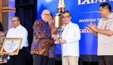 Menaker Yassierli menerima trofi Terbaik II Penilaian Kinerja Percepatan Pelaksanaan Berusaha 2026 dari Menteri Investasi Rosan Perkasa Roeslani di Jakarta, berkat komitmen penguatan regulasi ketenagakerjaan yang ramah investasi. (Foto: Dok. Kemnaker)