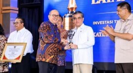 Menaker Yassierli menerima trofi Terbaik II Penilaian Kinerja Percepatan Pelaksanaan Berusaha 2026 dari Menteri Investasi Rosan Perkasa Roeslani di Jakarta, berkat komitmen penguatan regulasi ketenagakerjaan yang ramah investasi. (Foto: Dok. Kemnaker)