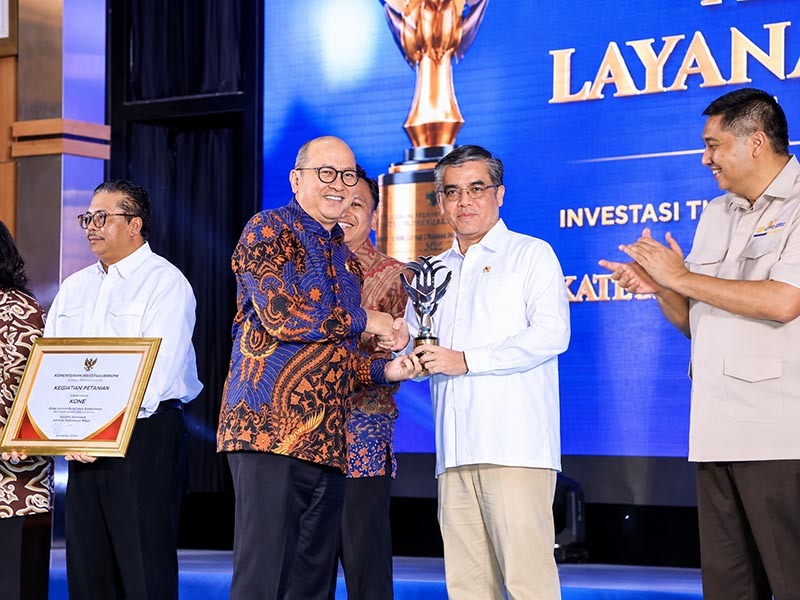 Menaker Yassierli menerima trofi Terbaik II Penilaian Kinerja Percepatan Pelaksanaan Berusaha 2026 dari Menteri Investasi Rosan Perkasa Roeslani di Jakarta, berkat komitmen penguatan regulasi ketenagakerjaan yang ramah investasi. (Foto: Dok. Kemnaker)