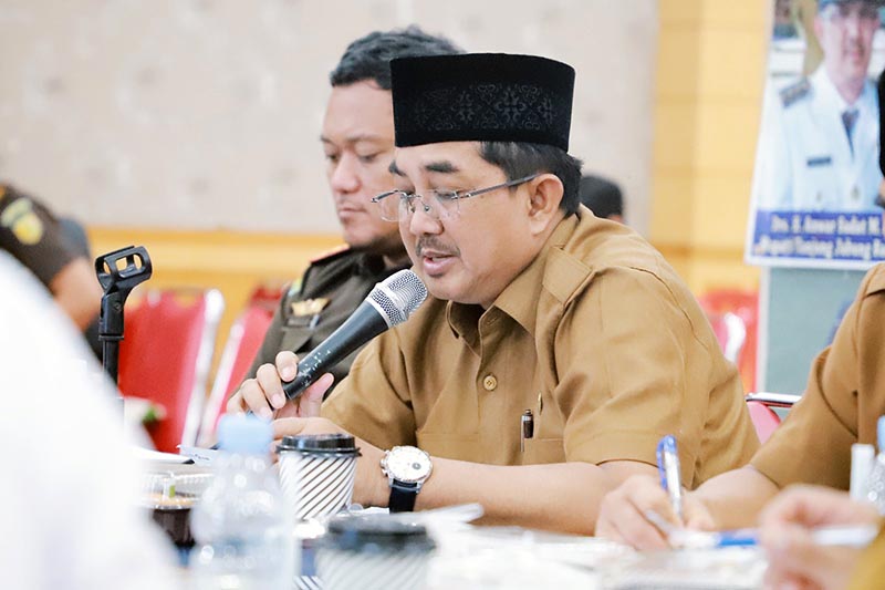 Bupati Tanjung Jabung Barat H. Anwar Sadat bersama Instansi dan OPD terkait saat mengikuti Rapat Koordinasi pengendalian inflasi dari Balai Pertemuan, Senin (30/1/23). FOTO : FM/Prokopim 