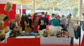 Bupati H. Anwar Sadat didampingi Ketua Dekranasda Hj. Fadhilah Sadat di Stand Peluncuran Gerakan Nasional Bangga Buatan Indonesia (Gernas BBI) Tahun 2022 oleh Menteri Koordinator Bidang Kemaritiman dan Investasi RI, Luhut Binsar Pandjaitan di Bandara STS Jambi, Rabu (19/1/22). FOTO : Prokopim