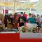 Bupati H. Anwar Sadat didampingi Ketua Dekranasda Hj. Fadhilah Sadat di Stand Peluncuran Gerakan Nasional Bangga Buatan Indonesia (Gernas BBI) Tahun 2022 oleh Menteri Koordinator Bidang Kemaritiman dan Investasi RI, Luhut Binsar Pandjaitan di Bandara STS Jambi, Rabu (19/1/22). FOTO : Prokopim