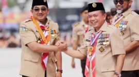 Bupati Tanjabbar H. Anwar Sadat Saat Terima Penghargaan Lencana Melati DIserahkan oleh Gubernur Jambi AL Haris pada Peringatan Hari Pramuka Ke-62 Provinsi Jambi di Alun-Alun Kota Kuala Tungkal, Rabu (06/9/23). FOTO : Dok.PIM