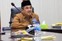 Bupati Tanjab Barat, H. Anwar Sadat  saat mengikuti Rapat Koordinasi Nasional Penanganan Karhutla 2026 secara virtual dari ruang rapat, Senin (07/09/2026).  (Foto: Dok. Prokopim Tanjab 