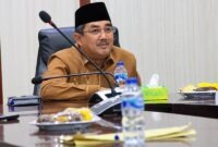 Bupati Tanjab Barat, H. Anwar Sadat  saat mengikuti Rapat Koordinasi Nasional Penanganan Karhutla 2026 secara virtual dari ruang rapat, Senin (07/09/2026).  (Foto: Dok. Prokopim Tanjab 