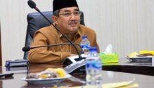 Bupati Tanjab Barat, H. Anwar Sadat saat mengikuti Rapat Koordinasi Nasional Penanganan Karhutla 2026 secara virtual dari ruang rapat, Senin (07/09/2026). (Foto: Dok. Prokopim Tanjab