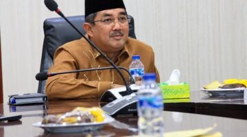 Bupati Tanjab Barat, H. Anwar Sadat  saat mengikuti Rapat Koordinasi Nasional Penanganan Karhutla 2026 secara virtual dari ruang rapat, Senin (07/09/2026).  (Foto: Dok. Prokopim Tanjab 
