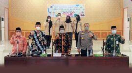 (Kiri) Ketua Gugus Tugas KLA, Sekda, Bupati, Kapolres, Kepala Dinas P3AP2KB dan Forum Anak Daerah foto bersama. FOTO : PROKOPIM