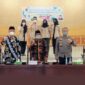 (Kiri) Ketua Gugus Tugas KLA, Sekda, Bupati, Kapolres, Kepala Dinas P3AP2KB dan Forum Anak Daerah foto bersama. FOTO : PROKOPIM