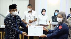 H Anwar Sadat saat menerima piagam penghargaan. FOTO : Istimewa