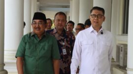 Bupati Tanjung Jabung Barat Anwar Sadat (kiri) didampingi Anggota Komisi XII DPR RI Syarif Fasha (kanan) saat menghadiri kegiatan bimbingan teknis pengelolaan sampah dan limbah B3 di Kantor Bupati Tanjung Jabung Barat, Selasa (28/7/2026). (FOTO : Dok. Prokopim Tjb)