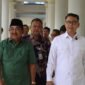 Bupati Tanjung Jabung Barat Anwar Sadat (kiri) didampingi Anggota Komisi XII DPR RI Syarif Fasha (kanan) saat menghadiri kegiatan bimbingan teknis pengelolaan sampah dan limbah B3 di Kantor Bupati Tanjung Jabung Barat, Selasa (28/7/2026). (FOTO : Dok. Prokopim Tjb)