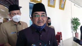 Didampingi Sekda H Agus Sanusi Bupati H Anwar Sadat menyampaikan terkait Pilkades 2022, Selasa (15/3/22). FOTO : Istimewa