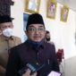 Didampingi Sekda H Agus Sanusi Bupati H Anwar Sadat menyampaikan terkait Pilkades 2022, Selasa (15/3/22). FOTO : Istimewa
