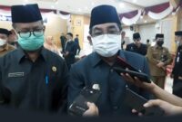 Bupati H Anwar Sadat didampingi R Gatot Suswarso Kepala BKPSDM saat dikonfirmasi Awak Media terkait Pelantikan, Senin (10/1/22). FOTO : Abas