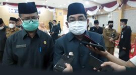 Bupati H Anwar Sadat didampingi R Gatot Suswarso Kepala BKPSDM saat dikonfirmasi Awak Media terkait Pelantikan, Senin (10/1/22). FOTO : Abas