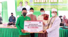 Bupati H. Anwar Sadat dan Wabup Hairan Serahkan Bantuan Dana CSR Bank 9 Jambi serta menyerahkan bantuan mushaf Al Qur’an untuk Musholla Al Ikhlas jln Cempaka Putih RT 14 Desa Purwodadi. FOTO : Prokopim