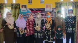 Ketua Dekranasda Hj Fadhilah Sadat Foto bersama OPD terkait usai membuka Pelatihan peningkatan anyaman Purun di Desa Kuala Indah, Selasa (17/5/22). FOTO : Kominfo