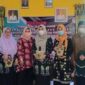 Ketua Dekranasda Hj Fadhilah Sadat Foto bersama OPD terkait usai membuka Pelatihan peningkatan anyaman Purun di Desa Kuala Indah, Selasa (17/5/22). FOTO : Kominfo