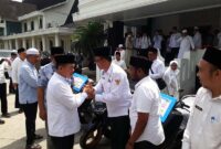 Secara Simbolis Gubernur Jambi H Al Haris menyerahkan Bantuan Motor Dinas Bagi Kepala Desa di Tanjab Barat, Rabu (25/10/23). FOTO : LT
