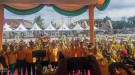 Foto bersama Waketum DPP Partai Golkar Ahmad Doli Kurnia Tandjung, Hasan Basri Agus, Cek Endra, Usman Ermulan, Ahmad Jahfar beserta Pengurus Partai Golkar  hingga Tingkat Desa peserta apel Akbar. FOTO : Bas/LT