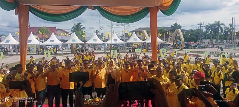 Foto bersama Waketum DPP Partai Golkar Ahmad Doli Kurnia Tandjung, Hasan Basri Agus, Cek Endra, Usman Ermulan, Ahmad Jahfar beserta Pengurus Partai Golkar  hingga Tingkat Desa peserta apel Akbar. FOTO : Bas/LT