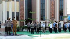 FOTO : Wakil Bupati Tanjab Barat Hairan, SH dan Kapolres Tanjab Barat AKBP Guntur Saputro, SIK, MH pimpin Apel Bersama TNI, Polri, Pemda & Lintas Agama, Ormas, OKP dan Yayasan Sosial di Lapangan Apel Mapolres Tanjab Barat, Selasa (30/03/21).