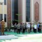 FOTO : Wakil Bupati Tanjab Barat Hairan, SH dan Kapolres Tanjab Barat AKBP Guntur Saputro, SIK, MH pimpin Apel Bersama TNI, Polri, Pemda & Lintas Agama, Ormas, OKP dan Yayasan Sosial di Lapangan Apel Mapolres Tanjab Barat, Selasa (30/03/21).