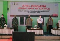 Danrem 042/Gapu Brigjen TNI M Zulkifli  Saat Hadiri  Apel Bersama Penanggulangan Covid-19 di Lapangan Tenis Dinas Pendidikan Kota Jambi, Rabu (16/06/21).  