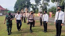 Wakapolres Kompol Novrizal memimpin  Apel Pasukan dalam rangka Operasi Keselamatan Tahun 2022 di halaman Mapolres Muaro Jambi, Selasa (01/3/22). FOTO ; Humas PMJ