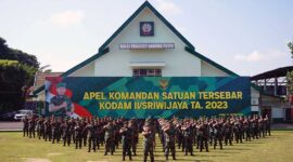 Pangdam II/Sriwijaya Mayjen TNI Hilman Hadi S.I.P., M.B.A., M.Han dan Danrem lingkup KOdam II/SWJ pada Apel Komandan Satuan Tahun 2023 di Makorem 042/Gapu, Senin (15/5/23). FOTO : Penrem
