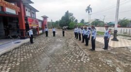 FOTO : Kalapas Kelas IIB Kuala Tungkal Sugiharto, Bc. IP, S. Sos Saat Memimpin Apel Pagi.