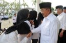 Usai memimpin apel gabungan pasca Lebaran, Bupati Tanjab Barat Anwar Sadat menyalami para pegawai di lingkungan Pemkab, Rabu (25/03). Bupati memberikan peringatan keras kepada ASN untuk mengedepankan disiplin dan nilai BerAKHLAK dalam melayani masyarakat. (FOTO : Dok. Prokopim)