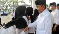 Usai memimpin apel gabungan pasca Lebaran, Bupati Tanjab Barat Anwar Sadat menyalami para pegawai di lingkungan Pemkab, Rabu (25/03). Bupati memberikan peringatan keras kepada ASN untuk mengedepankan disiplin dan nilai BerAKHLAK dalam melayani masyarakat. (FOTO : Dok. Prokopim)