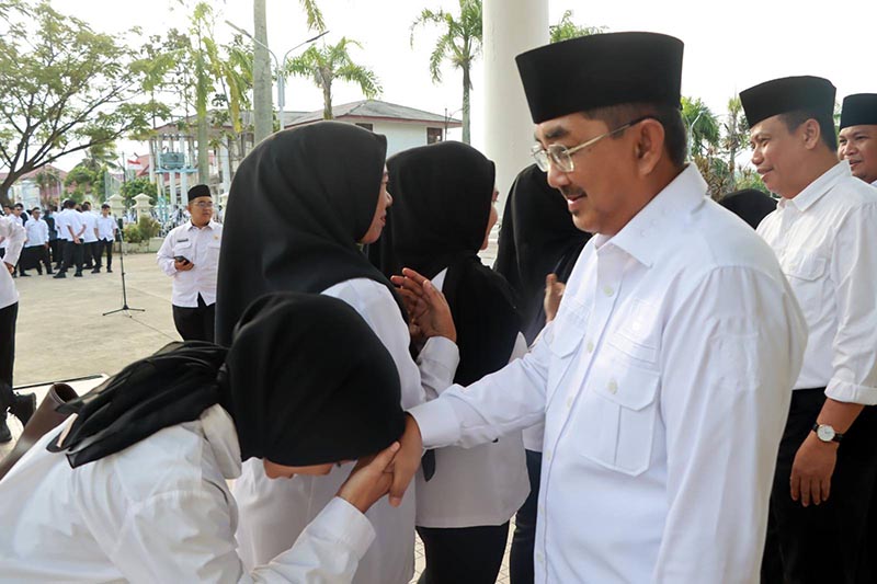 Usai memimpin apel gabungan pasca Lebaran, Bupati Tanjab Barat Anwar Sadat menyalami para pegawai di lingkungan Pemkab, Rabu (25/03). Bupati memberikan peringatan keras kepada ASN untuk mengedepankan disiplin dan nilai BerAKHLAK dalam melayani masyarakat. (FOTO : Dok. Prokopim)