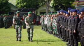 Danrem 042/Gapu Brigjen TNI Supriono Pimpin Apel Gelar Pasukan Pengamanan VVIP di Markas Batalyon Infanteri Raider 142/KJ, Jambi. Senin (15/5/23). FOTO : PENREM