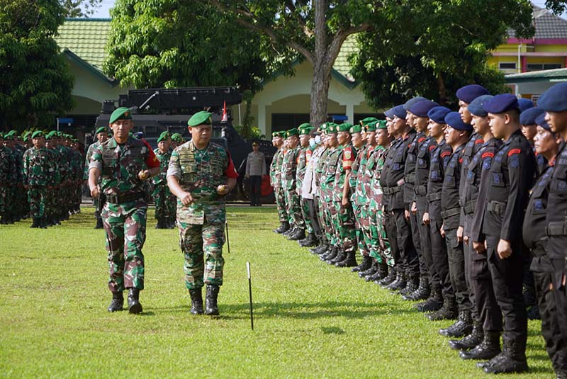 Danrem 042/Gapu Brigjen TNI Supriono Pimpin Apel Gelar Pasukan Pengamanan VVIP di Markas Batalyon Infanteri Raider 142/KJ, Jambi. Senin (15/5/23). FOTO : PENREM