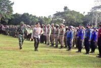 Kapolda Jambi Irjen Pol. A. Rachmad Wibowo didampingi Danrem 042/Gapu, Brigjen TNI Supriono Mengecek Kesiapan Personil Gabungan TNI-Polri, Dishub, Satpol PP, Dinkes dan Damkar untuk Pengamanan Kunker Wapres di Ex. Arena MTQ, Talang Bakung, Jambi, Selasa (14/6/22). FOTO : Ist