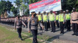 Kapolres Muaro Jambi AKBP Yuyan Priatmaja, S.IK, MH Mengecek Pasukan Ditugaskan Amankan Pilkades Serentak. FOTO : Humas PMJ