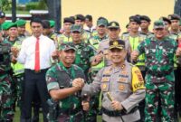 Dandim 0419/Tanjab Letkol Kav Muslim Rahim dan Kapolres Tanjung Jabung Timur AKBP Much. Ikhsan Usman SH, S.IK pada Apel Gabungan TNI - Polri, di Lapangan Apel Polres Tanjung Jabung Timur, Selasa (6/12/22). FOTO : HMS Rs TJB