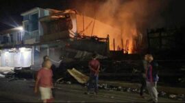 Tampak Api muncul lagi di Lokasi Kebakaran Tadi Malam. FOTO : TL
