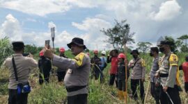 Polsek Kumpeh Ilir Simulai Penanganan dan Pencegahan Karhutla di Desa Betung, Kecamatan Kumpeh Kabupaten Muaro Jambi. FOTO : HMS